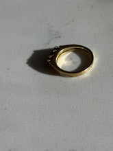 Load image into Gallery viewer, Vintage 1970s Blue Sapphire 18k Gold Ring Size 4.25