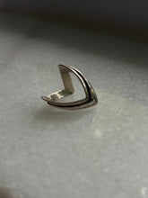 Load image into Gallery viewer, Chevron Sterling Silver Ring Size 5.25