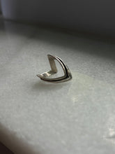 Load image into Gallery viewer, Chevron Sterling Silver Ring Size 5.25