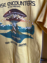 Load image into Gallery viewer, Vintage Close Encounters Of The Third Kind Graphic T-Shirt Size Small
