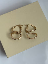 Load image into Gallery viewer, Italian 14k Good Figure 8 Hoop Earrings
