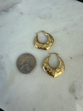 Load image into Gallery viewer, Vintage Flower 14k Yellow Gold Hoops
