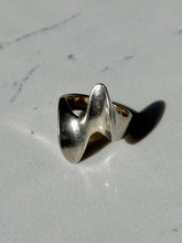 Load image into Gallery viewer, Vintage Solid Sterling Silver Ring Size 6
