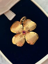 Load image into Gallery viewer, Italian Vintage 18k Yellow Gold Flower Pendant
