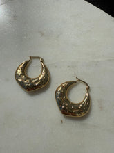 Load image into Gallery viewer, Vintage Flower 14k Yellow Gold Hoops
