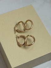 Load image into Gallery viewer, Italian 14k Good Figure 8 Hoop Earrings
