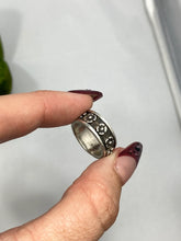 Load image into Gallery viewer, Vintage Sterling Silver Flower Band Size 4.75

