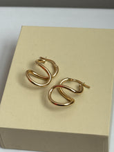 Load image into Gallery viewer, Italian 14k Good Figure 8 Hoop Earrings
