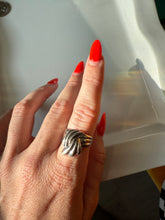 Load image into Gallery viewer, Vintage Sterling Silver Ring Size 9

