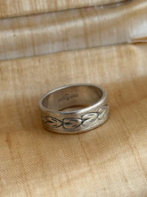 Load image into Gallery viewer, Etched Heart Sterling Silver Band Size 5
