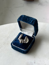 Load image into Gallery viewer, Vintage Solid Sterling Silver Ring Size 9
