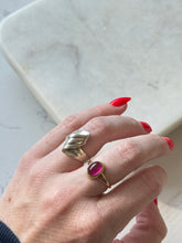 Load image into Gallery viewer, Vintage Sterling Silver Ring Size 5.75
