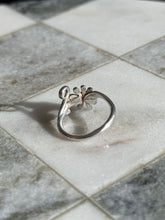 Load image into Gallery viewer, Flower Sterling Silver Ring Size 5.5
