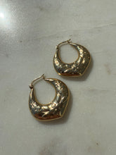Load image into Gallery viewer, Vintage Flower 14k Yellow Gold Hoops
