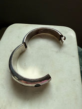 Load image into Gallery viewer, Mexico Modernist Black Onyx Inlay Solid Sterling Bangle Bracelet 6.75”
