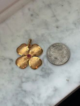 Load image into Gallery viewer, Italian Vintage 18k Yellow Gold Flower Pendant
