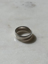 Load image into Gallery viewer, James Avery Sterling Silver Ring Size 7
