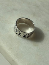 Load image into Gallery viewer, Vintage Sterling Flower Ring Size 5.5
