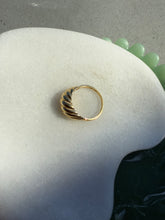 Load image into Gallery viewer, Scalloped Dome 14k Yellow Gold Ring Size 8
