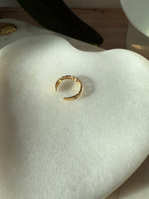 Load image into Gallery viewer, Vintage Heart 14k Yellow Gold Toe Ring
