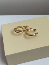 Load image into Gallery viewer, Italian 14k Good Figure 8 Hoop Earrings
