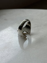 Load image into Gallery viewer, Vintage Solid Sterling Silver Ring Size 9
