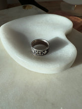 Load image into Gallery viewer, Vintage Star Solid Sterling Band Size 6.5
