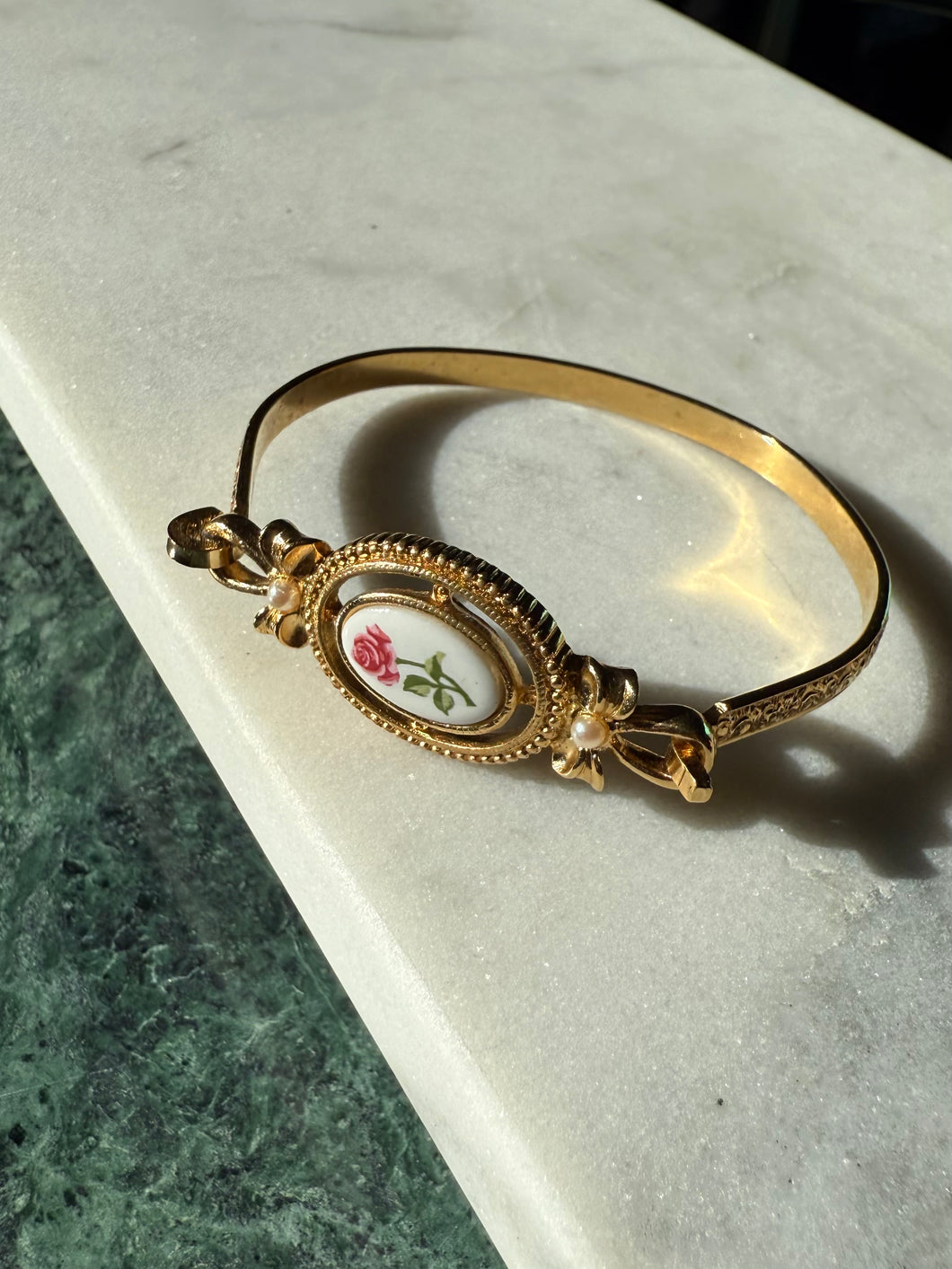 Avon Vintage Gold Plated Bangle Bracelet 6.25”