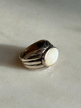 Load image into Gallery viewer, Mother of Pearl Sterling Silver Ring Size 6
