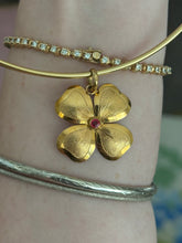 Load image into Gallery viewer, Italian Vintage 18k Yellow Gold Flower Pendant
