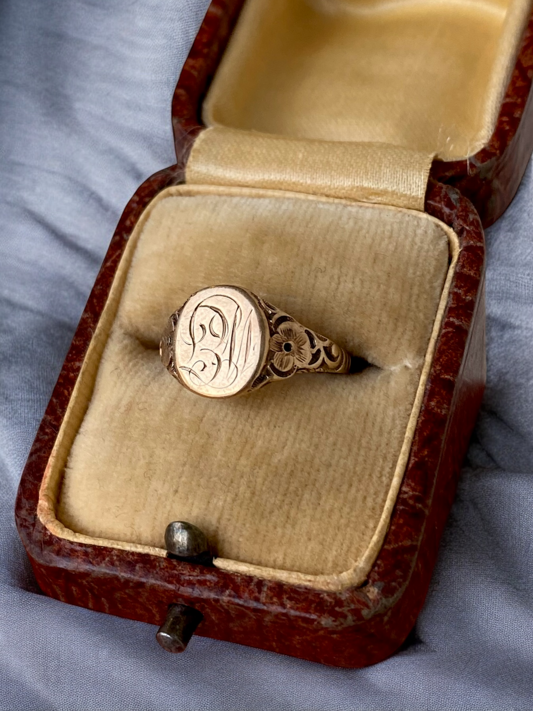 Antique Engraved 10k Gold Signet Ring