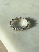 Load image into Gallery viewer, Vintage Heart Link Sterling Silver Band Size 8
