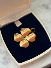 Load image into Gallery viewer, Italian Vintage 18k Yellow Gold Flower Pendant
