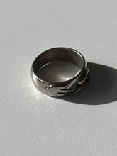 Load image into Gallery viewer, Vintage Sterling Flower Ring Size 5.5

