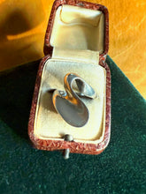 Load image into Gallery viewer, Solid Sterling Silver Modernist Ring Size 6
