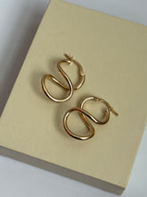 Load image into Gallery viewer, Italian 14k Good Figure 8 Hoop Earrings

