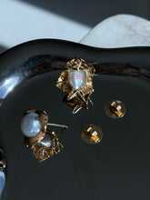 Load image into Gallery viewer, Vintage Estate 18k Gold Pearl Earrings
