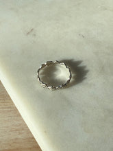 Load image into Gallery viewer, Vintage Heart Link Sterling Silver Band Size 8
