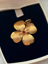 Load image into Gallery viewer, Italian Vintage 18k Yellow Gold Flower Pendant
