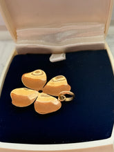 Load image into Gallery viewer, Italian Vintage 18k Yellow Gold Flower Pendant
