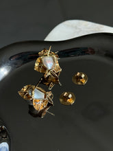 Load image into Gallery viewer, Vintage Estate 18k Gold Pearl Earrings
