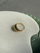 Load image into Gallery viewer, Scalloped Dome 14k Yellow Gold Ring Size 8
