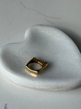 Load image into Gallery viewer, Vintage Modernist 18k Yellow Gold Cabochon Ring Size 7
