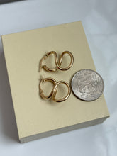 Load image into Gallery viewer, Italian 14k Good Figure 8 Hoop Earrings
