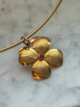 Load image into Gallery viewer, Italian Vintage 18k Yellow Gold Flower Pendant
