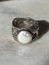 Load image into Gallery viewer, Silpada Mermaid Pearl Sterling Silver Ring Size 8
