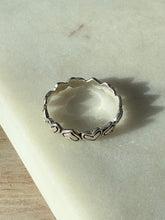 Load image into Gallery viewer, Vintage Heart Link Sterling Silver Band Size 8
