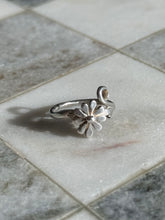 Load image into Gallery viewer, Flower Sterling Silver Ring Size 5.5
