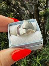 Load image into Gallery viewer, Solid Sterling Silver Ring Size 7.5
