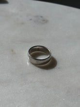 Load image into Gallery viewer, James Avery Sterling Silver Ring Size 7
